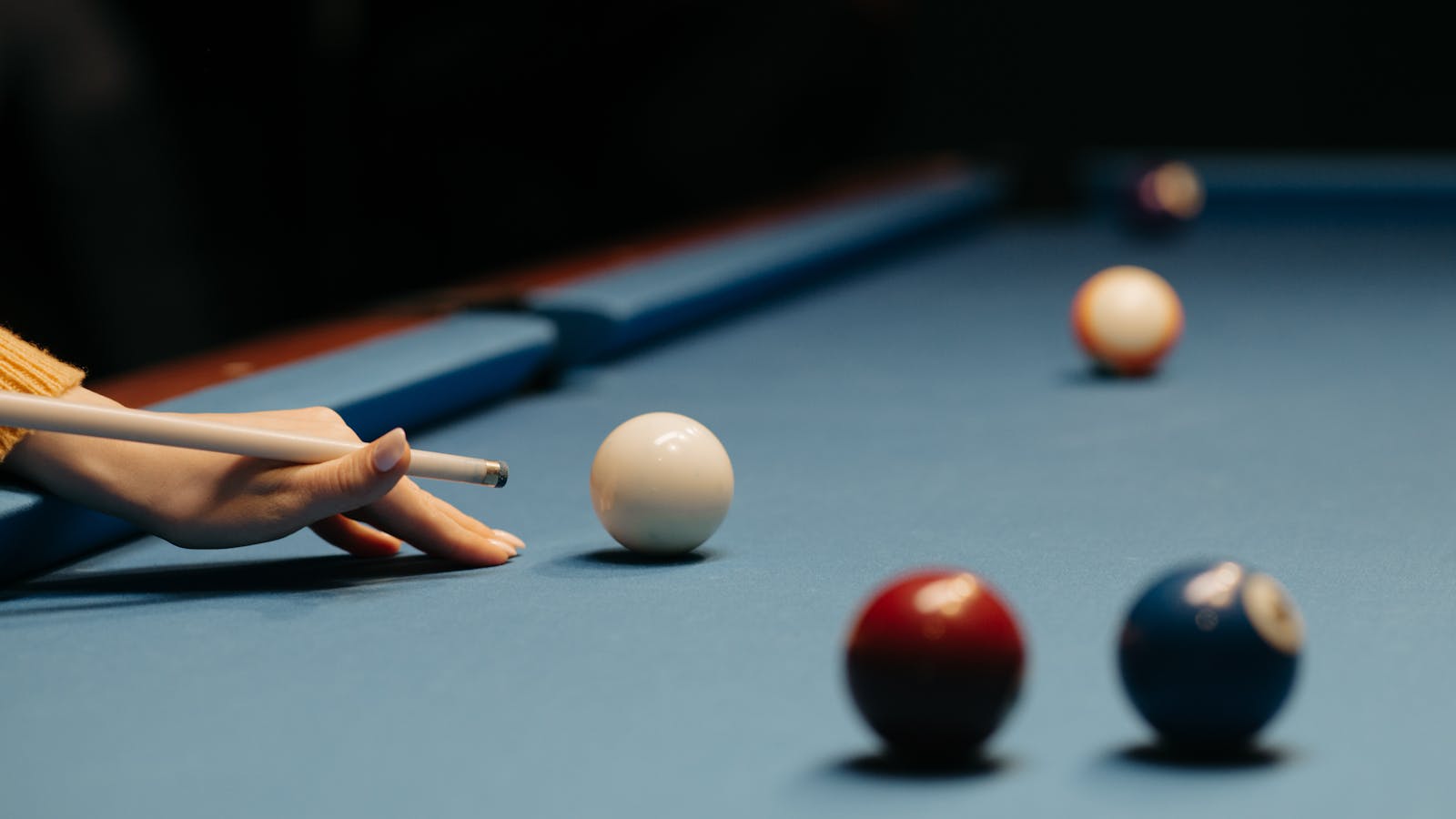 Detail eines Billard-Tisches mit Cue und Kugeln — Karambol-Spielsituation