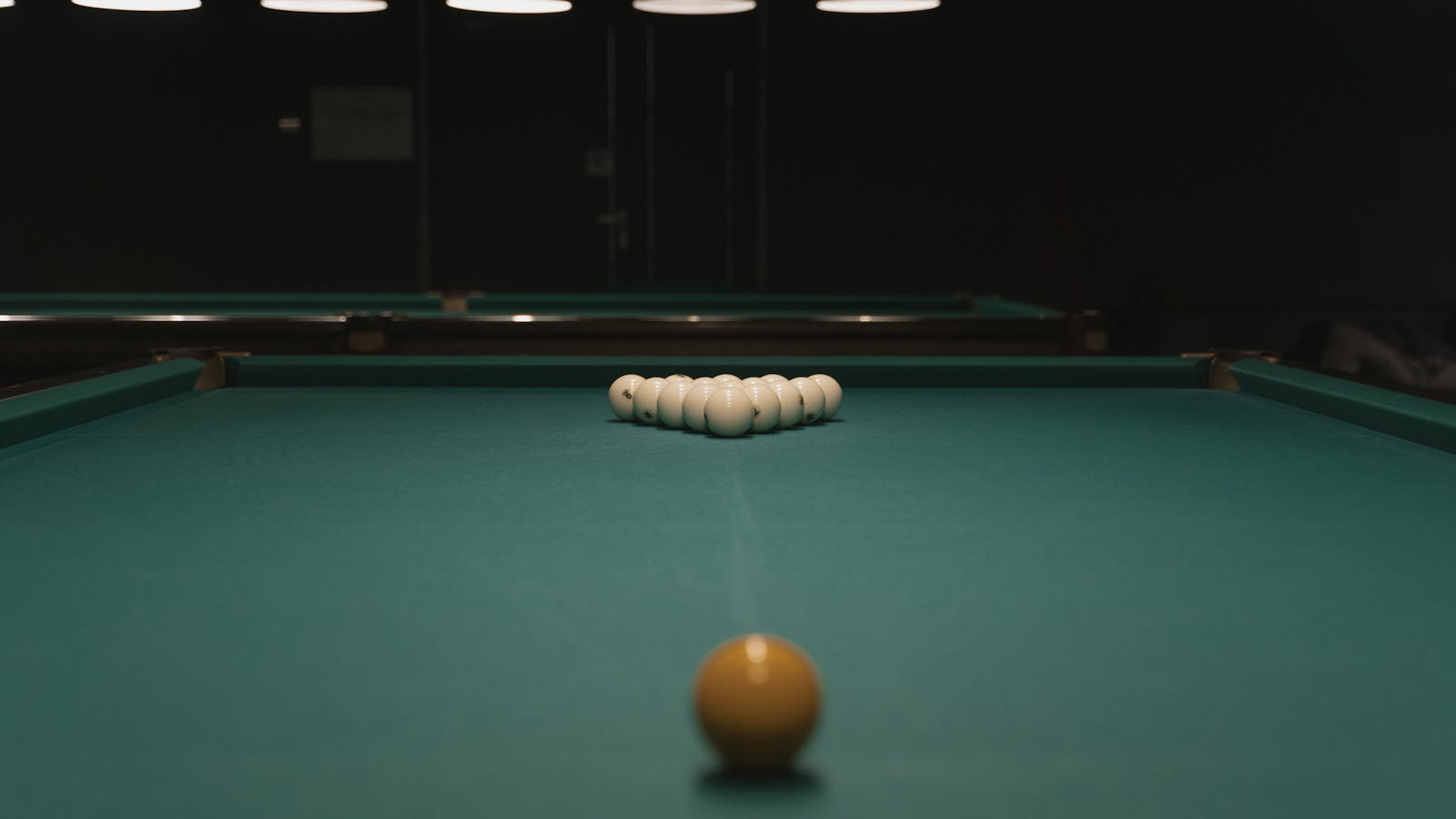 Pool-Billard-Tisch mit positionierter Spielkugel — vorbereiteter Anstoß