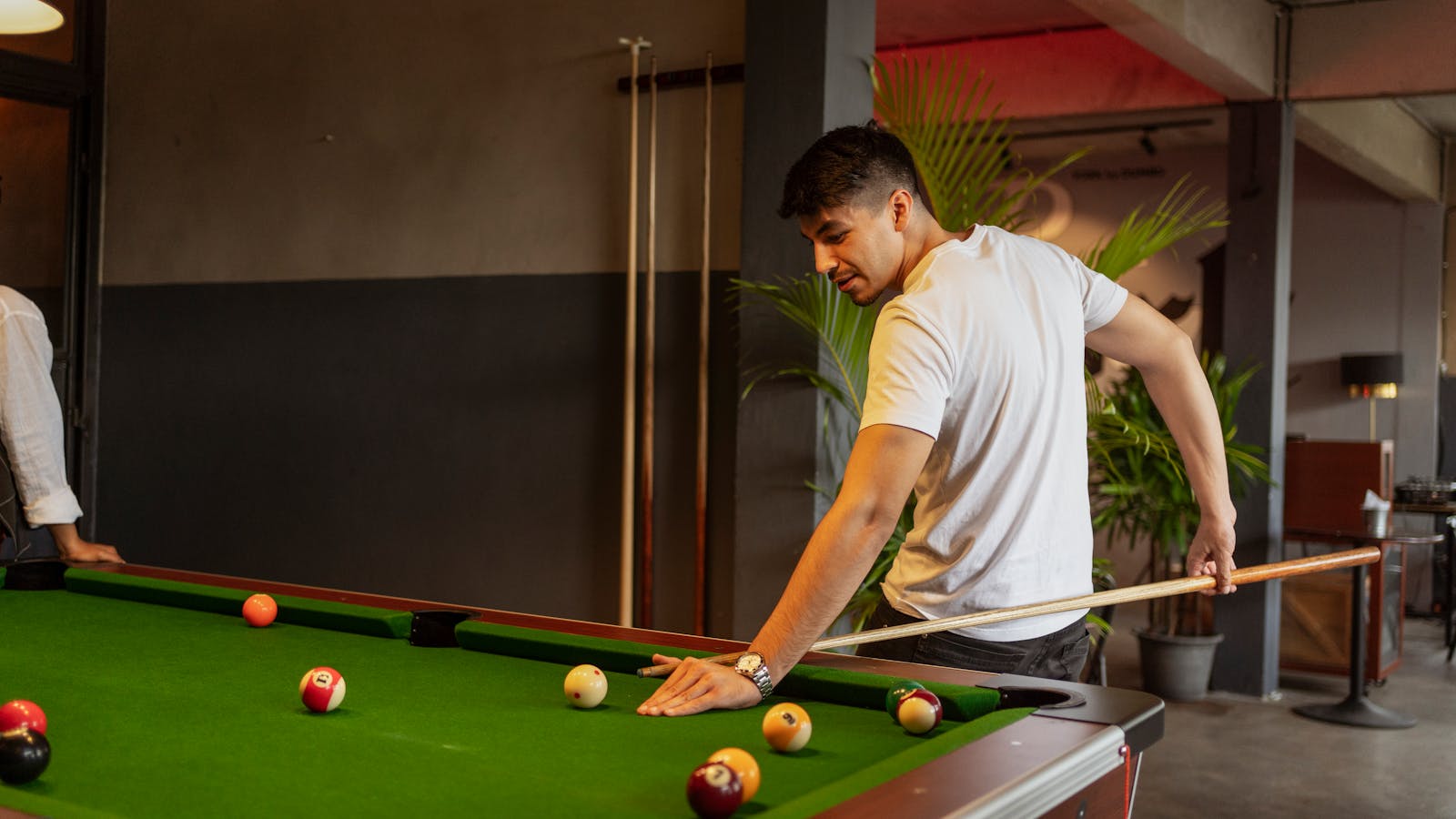 Spieler beim Snooker — konzentrierter Stoß in stilvollem Club