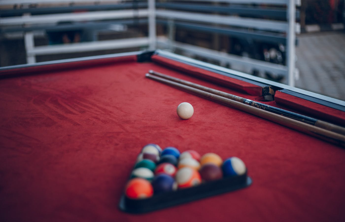 Pool-Billard-Tisch mit rotem Tuch, Triangle und Cues