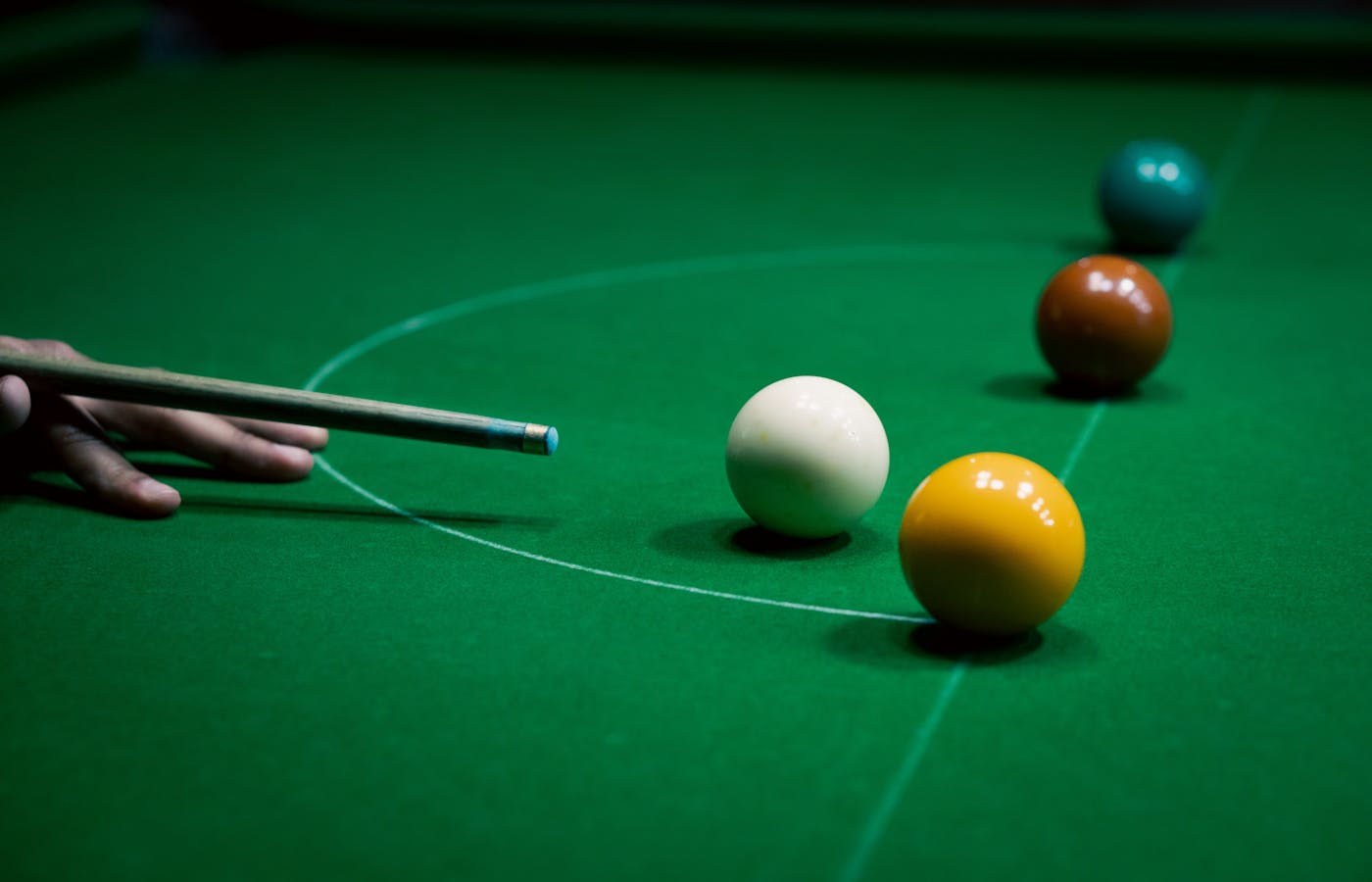 Snooker-Tisch in Großformat mit grünem Tuch und farbigen Kugeln